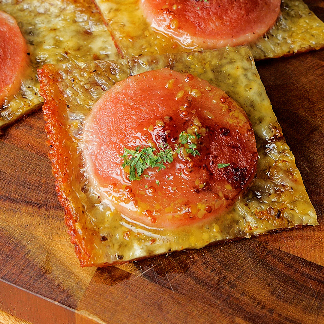 【フライパン一つで簡単！】カリカリとろとろ！ソーセージ×チーズの神つまみピザ / Sausage and Cheese Crisps🍕🍺