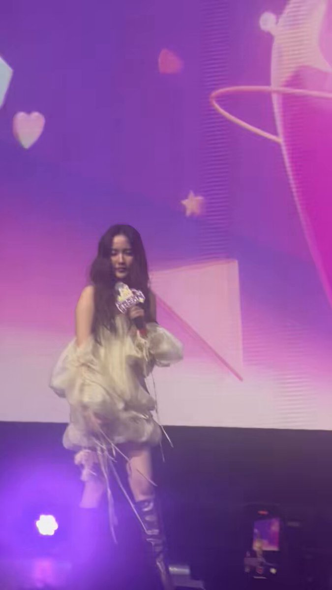 protective nong of phi 🥹 pfreen got startled because of the confettis and stepped back looking at nong, who saw it and rushed to her side even trying to reached her 😭😭 OMG FREEN BECKY LATAM TOUR BRAZIL #FreenBecky1stFMinSaoPaulo