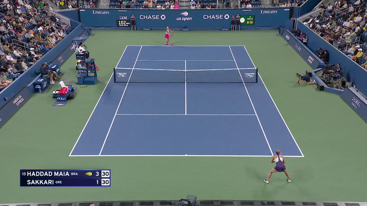 Beatriz Haddad Maia takes the first set from Maria Sakkari 6-1, thanks in part to points like this 👇