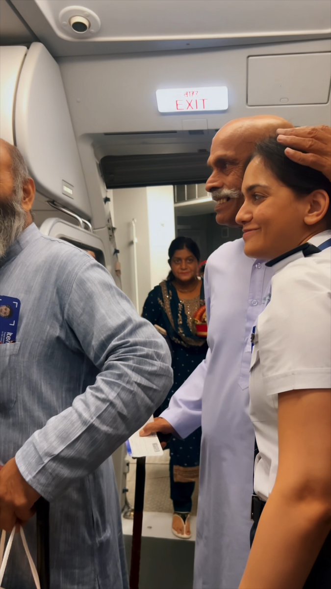 She grew up holding their hands, and now she’s flying them safely through the skies. Watch how First Officer Tanishka welcomed her family on board.☁️✈️ #goIndiGo
