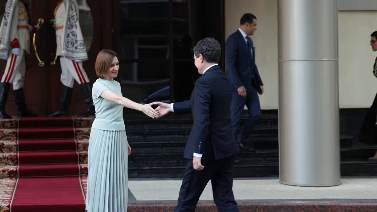 Domnule Președinte Nicușor Dan, ne bucurăm să vă avem din nou alături la Chișinău, pentru a sărbători împreună Ziua Limbii Române. La mulți ani tuturor celor care vorbesc limba română!