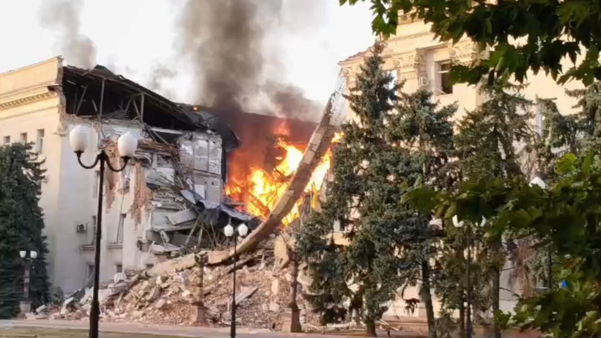 🔴BREAKING KHERSON During an all day brutal attack, the Russian military set on fire a previously ruined iconic White House The fire caused by shelling was extinguished in harsh conditions under the threat of repeated shelling Aerial bombs, artillery, drones 24/7 yesterday