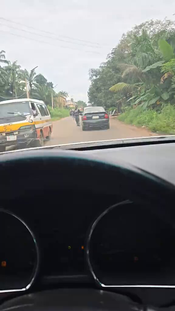 Moment a higher-ranking police officer caught another officer collecting money on the road. Omoh! He told him to return the money and questioned why his uniform is so dirty! 👀