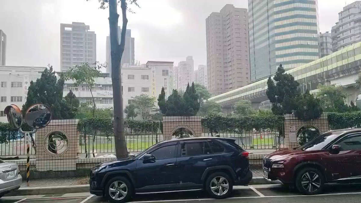 我出門一踏出去就下雨… 老天是要叫我休息咩？ 來猜猜我人在哪裡呀 🥵 #台中 #熊貓員