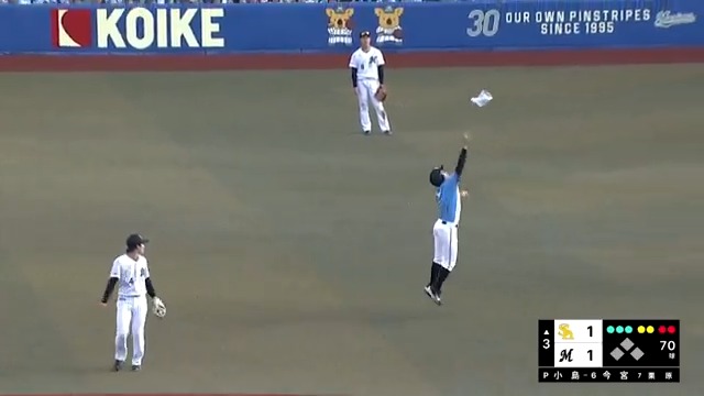 風が強いZOZOマリン🌀🌀 舞い上がったゴミを回収するのもボールボーイのお仕事の1つ✨ 落ち着いたキャッチに温かい拍手を送るのも現地観戦の醍醐味👏👏 いま加入でさらにおトク!毎月PayPayポイントもらえる #sbhawks #chibalotte #パリーグ #ベースボールLIVE