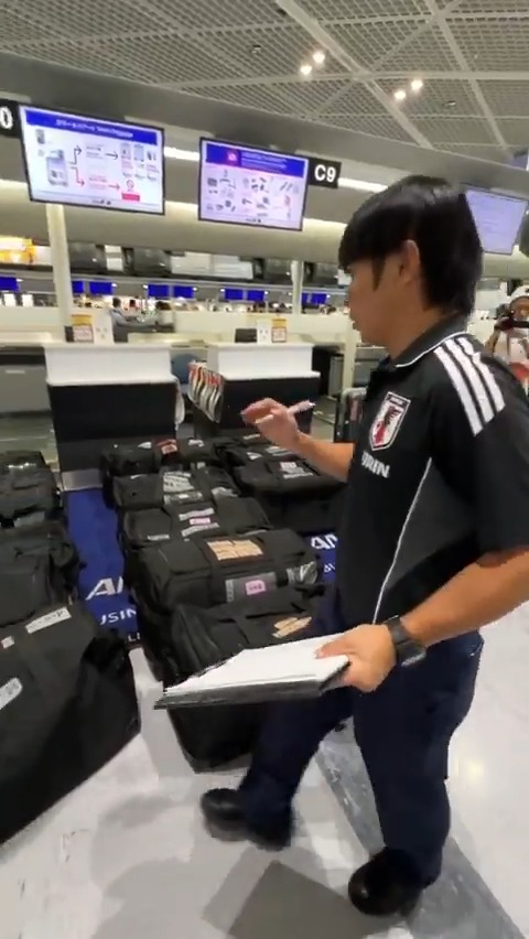 🔹𝗦𝗔𝗠𝗨𝗥𝗔𝗜 𝗕𝗟𝗨𝗘🔹 🇯🇵✈️🇺🇸 チームは日本時間9月7日に行われるメキシコ代表戦に向けて、日本を出発しました。 日本代表ドキュメンタリー『𝐓𝐞𝐚𝐦 𝐂𝐚𝐦 𝐯𝐨𝐥.𝟎𝟏』は、9/6(土)に公開予定です。公式YouTubeチャンネル「JFATV」からぜひご覧ください🎥✨ #最高の景色を #SAMURAIBLUE