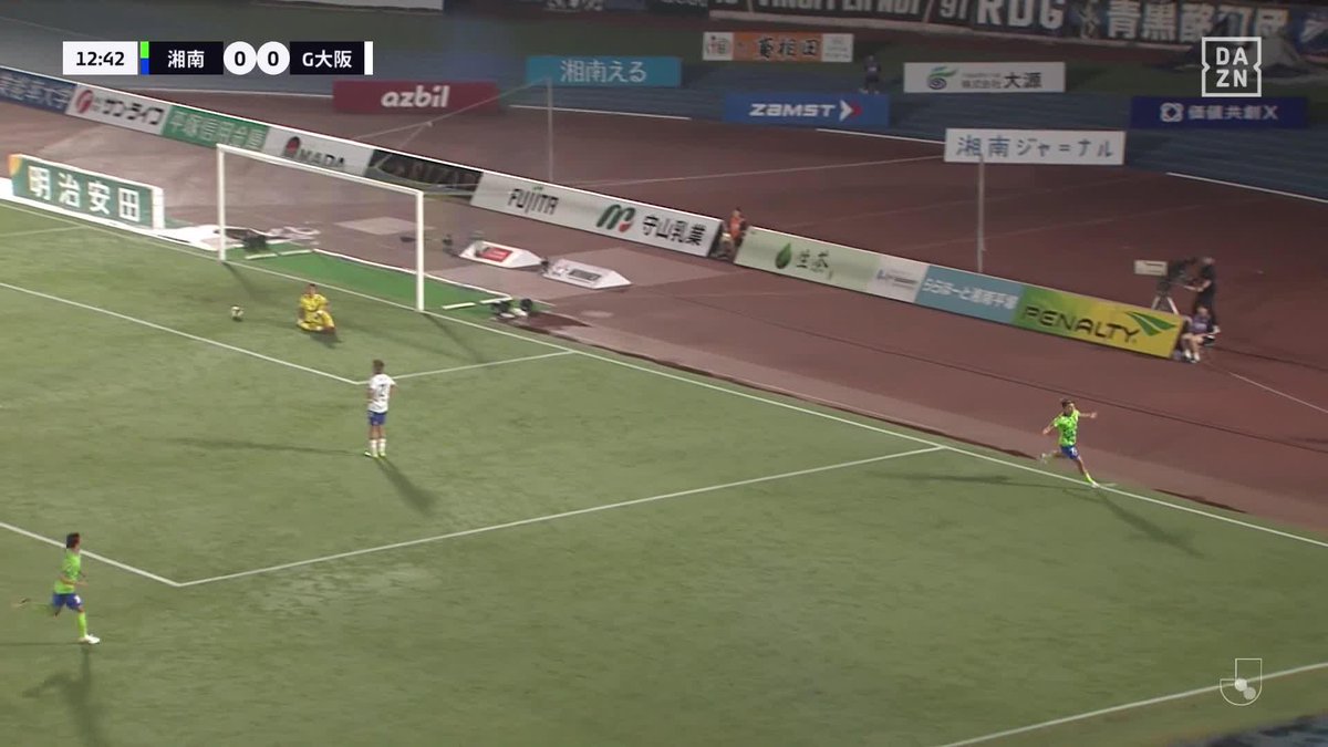 🟢 スーパーボレー ⚽️ #二田理央 が加入後初スタメンで豪快な一撃！ リーグ戦11試合未勝利中の #湘南ベルマーレ が、#ガンバ大阪 相手に先制。 🎥：DAZN Japan
