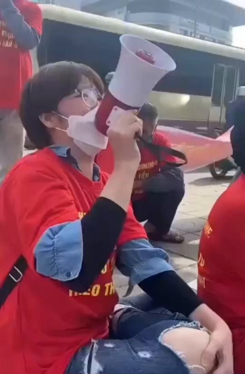 Việt Nam thời bình mà dân đâu có yên bình. Làm cực khổ tích góp được chút tài sản không bị đám tà quyền ăn cướp thì cũng bị lừa đảo trắng tay.