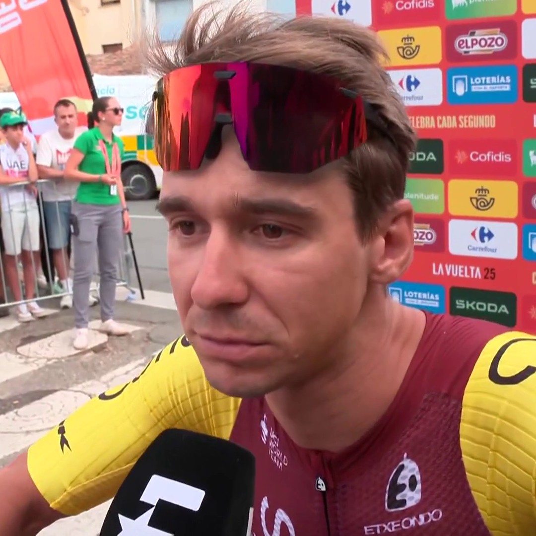 À Eurosport, Bryan Coquard se dit "dégoûté" d'avoir été déclassé hier sur #LaVuelta25, ne comprenant pas : "Je me demande ce que je fous là. Demain, c’est la première rentrée de mon fils. J’ai un doigt cassé et je me bats comme un chiffonnier..."