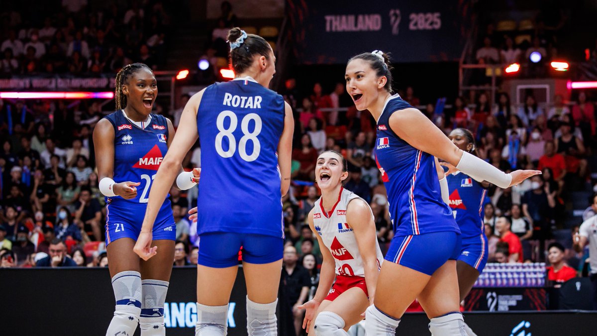 #Thailand2025 ✨ Pure skill and brain from Cazaute 🇫🇷 A point out of nowhere, crafted with class by the captain. France is up 2-0 vs China 🇨🇳 📺 Watch it LIVE on VBTV: #WWCH #Volleyball #ElectrifyingThailand