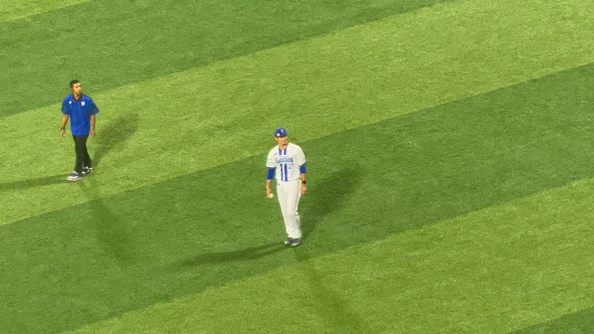 藤浪、ベイスターズファン煽ってサインボール投げ入れてるのおもろい #baystars
