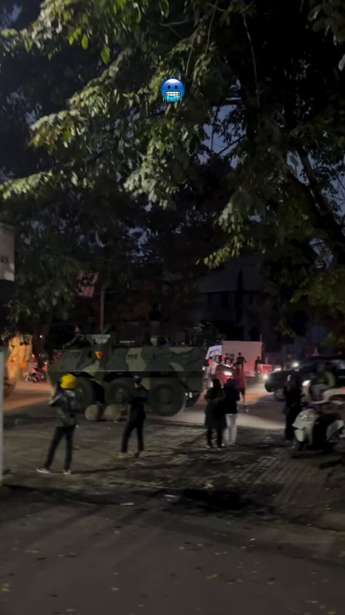 Malam di depan DPRD Bandung.