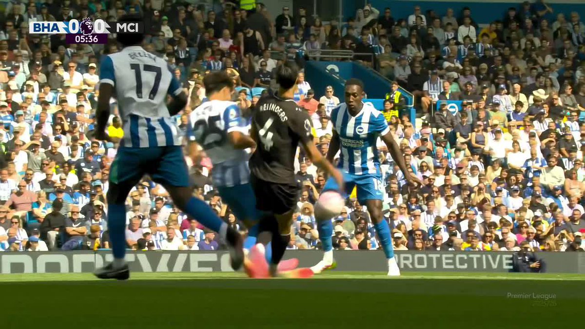 ¡UY QUÉ DOLOR! El pisotón de Reijnders contra el paraguayo Diego Gómez. 📺 Mirá la Premier League por #DisneyPlus Plan Premium