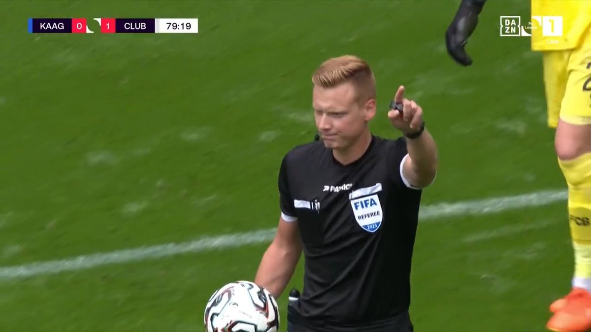 ℹ | Lothar D’hondt legde de wedstrijd even stil nadat een fan iets op het veld had gegooid. 🫤 #CLUGNT Bekijk de #JPL exclusief bij DAZN ! 📲