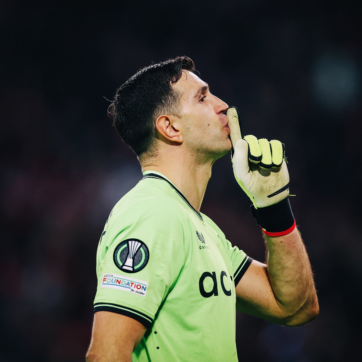 🚨 Roy Keane “Emi isn't Van Der Sar. Nobody is. But this guy is a captain in gloves... commands from the back, organizes, and also led the league in saves last season. United’s problem? mentality and he fixes it. They need standards, he drags them there"