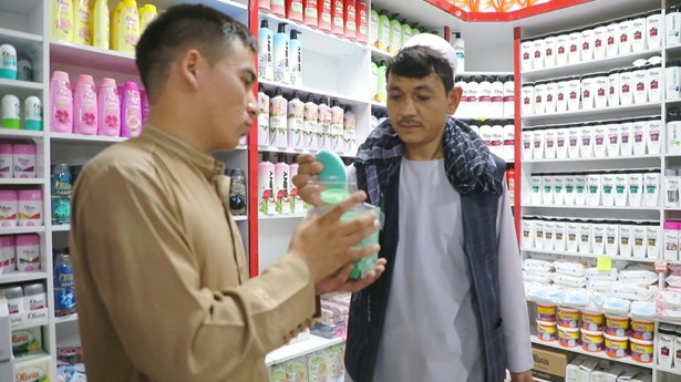 VIDEO: 🇺🇿 🇦🇫 Uzbek border customs-free zone symbol of boosted ties with Taliban In the Airitom Free Zone on the Uzbek-Afghan border -- which hosts around 300 businesses -- a Taliban representative is pleased with his country's growing trade links in the region