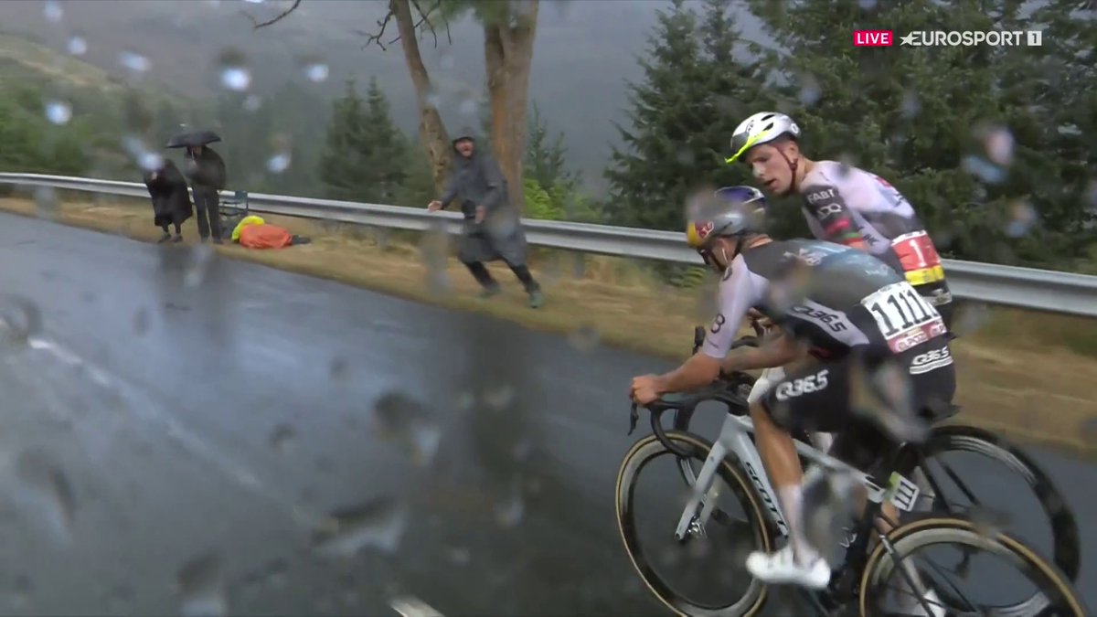 😡 El cabreo de Almeida con Pidcock por no ayudar en la persecución a Vingegaard. #LaVuelta25