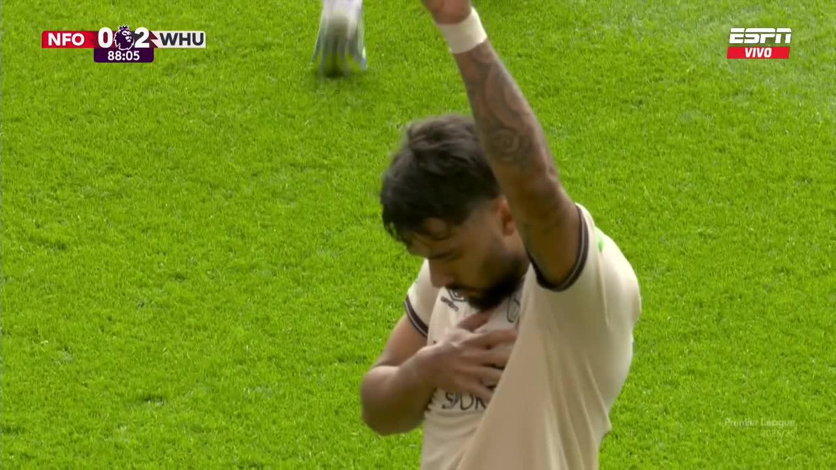 Ayer se rumoreó su traspaso al Aston Villa sobre el cierre del mercado de pases. Hoy marcó contra Nottingham Forest y lo celebró, simulando RECHAZAR UNA LLAMADA y BESANDO AL ESCUDO del West Ham. Lucas Paquetá, sin más. 🇧🇷🚬