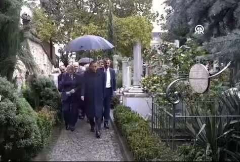 30 Ağustos, Cumhurbaşkanımız Sn Recep Tayyip Erdoğan Atasını, atamızı #Abdulhamidhan’ın Türbesini Ziyaret ediyor. Arkasınıda Dönmüyor. Çok şükür. Ruhun Şad olsun ATAM, Abdulhamidhan