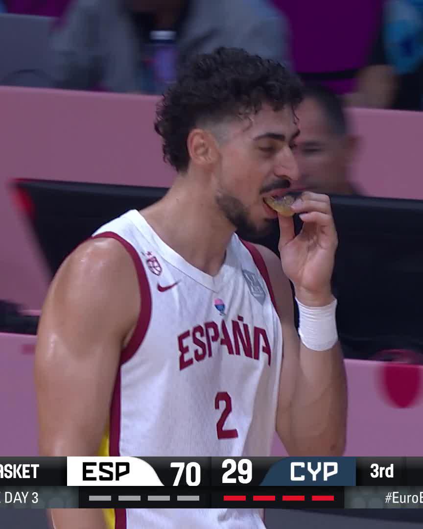 🚨 Parra with the half-court buzzer beater 🤯 #EuroBasket x Baloncesto España