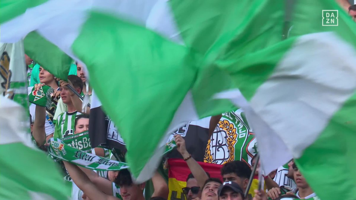 No es el Benito Villamarín, pero no se queda lejos 😍 El himno del Real Betis Balompié 🌴💚 y su gente ¡QUÉ ESPECTÁCULO! 💚🤍 #LALIGAenDAZN ⚽