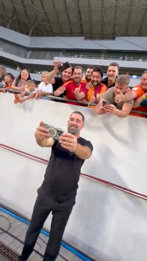 🤳 Arda Turan, galibiyetin ardından kendisini desteklemeye gelen Galatasaray taraftarlarıyla.