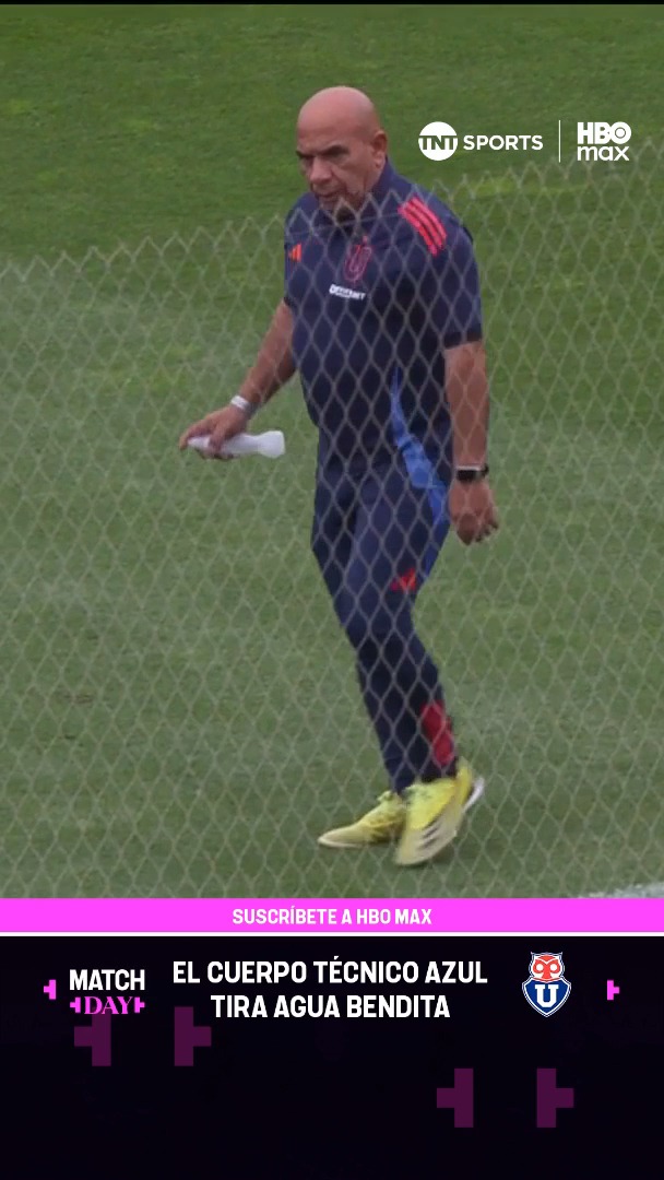 🙏⚽🔵🔴 En la cancha del Monumental En #LaPrevia del #Superclásico198, vimos como un miembro del cuerpo técnico de #LaU esparció AGUA BENDITA en el campo de juego de #ColoColo. Disfruta lo mejor del fútbol chileno. Suscríbete a #TNTSportsenHBOMax 📲💻 Link en la BIO 📍