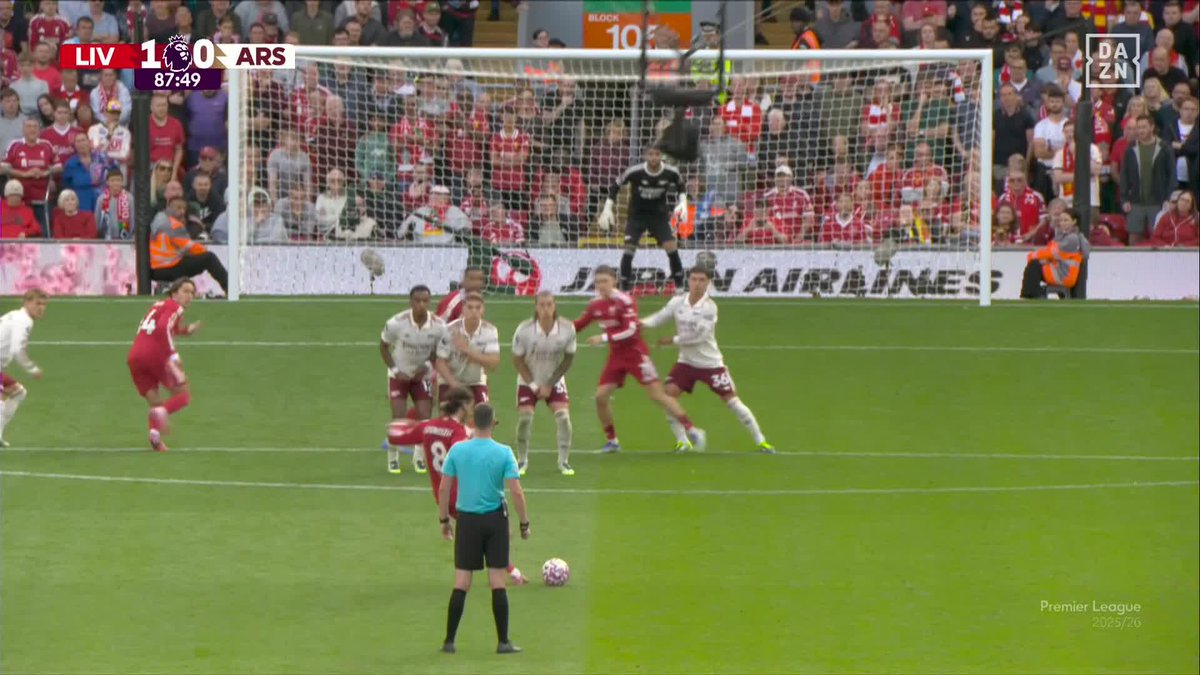 ¡ES UN ABSOLUTO ESCÁNDALO! 🤯 ¡ES UN GOLAZO DIGNO DE UN PARTIDO COMO ESTE! El misil teledirigido de Szoboszlai en el Liverpool - Arsenal 😯 ¡Qué bestia! #PremierLeagueDAZN ⚽ 🏴