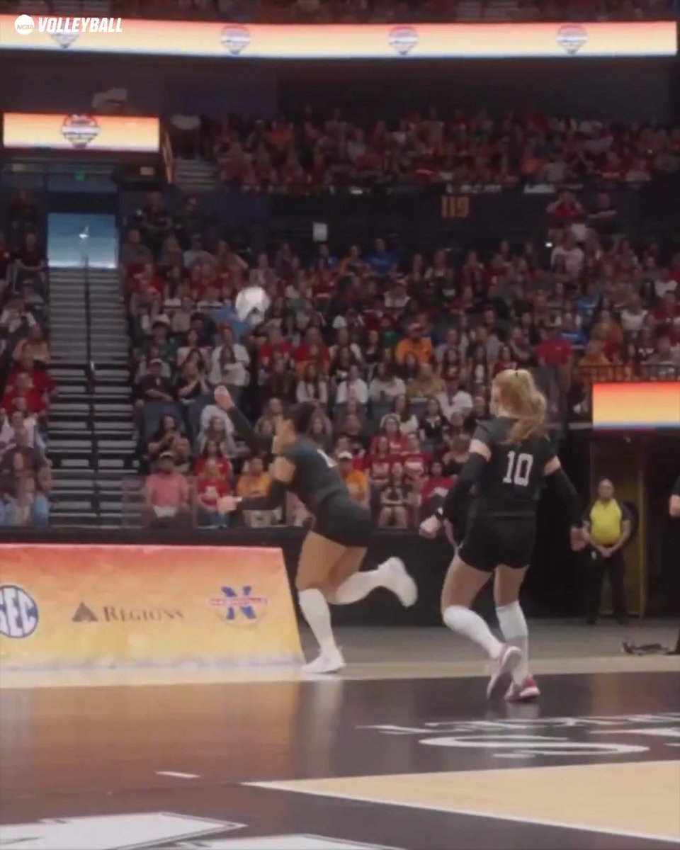 Another angle of this insane play 😮‍💨 📺 ABC #NCAAWVB #SCtop10 x Nebraska Volleyball
