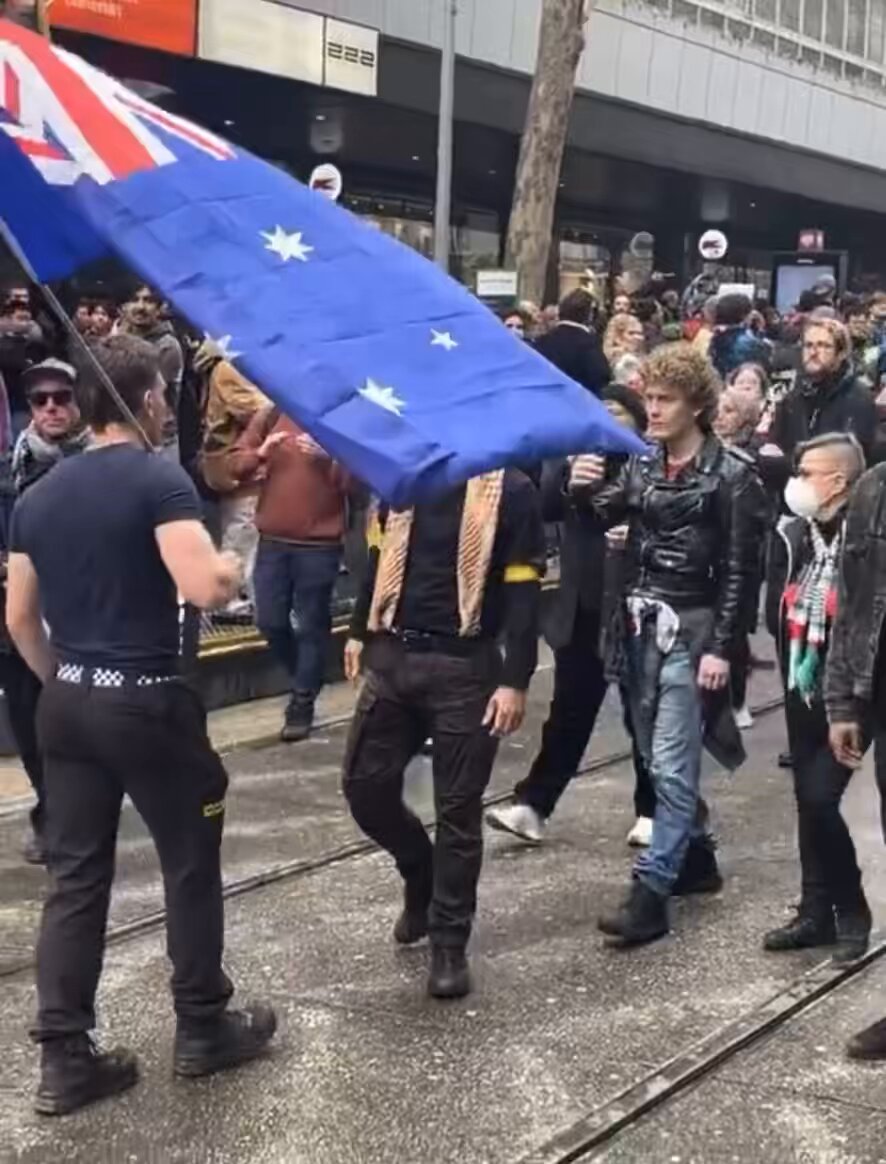 Groups of migrants and far-left activists were out on the streets in Australia today to to attack Australian protesters against mass-immigration. They especially targeted people carrying Australian flags, trying to steal the flags and deface them.