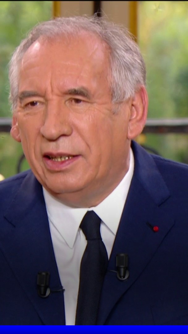Jours fériés supprimés: François Bayrou consent que cette mesure est "discutable"