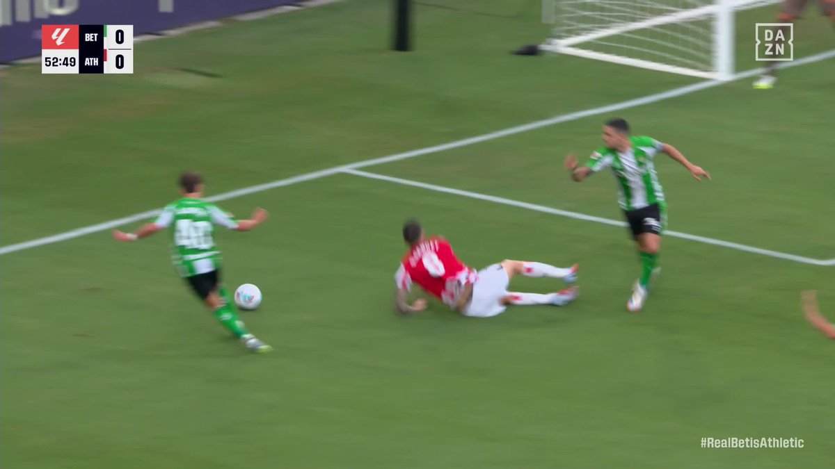 Sancet se adelanta a Bartra y este acaba contactando en su bota. En las últimas temporadas se han pitado varios penaltis muy similares. Lo de siempre, la disparidad de criterios es desesperante.