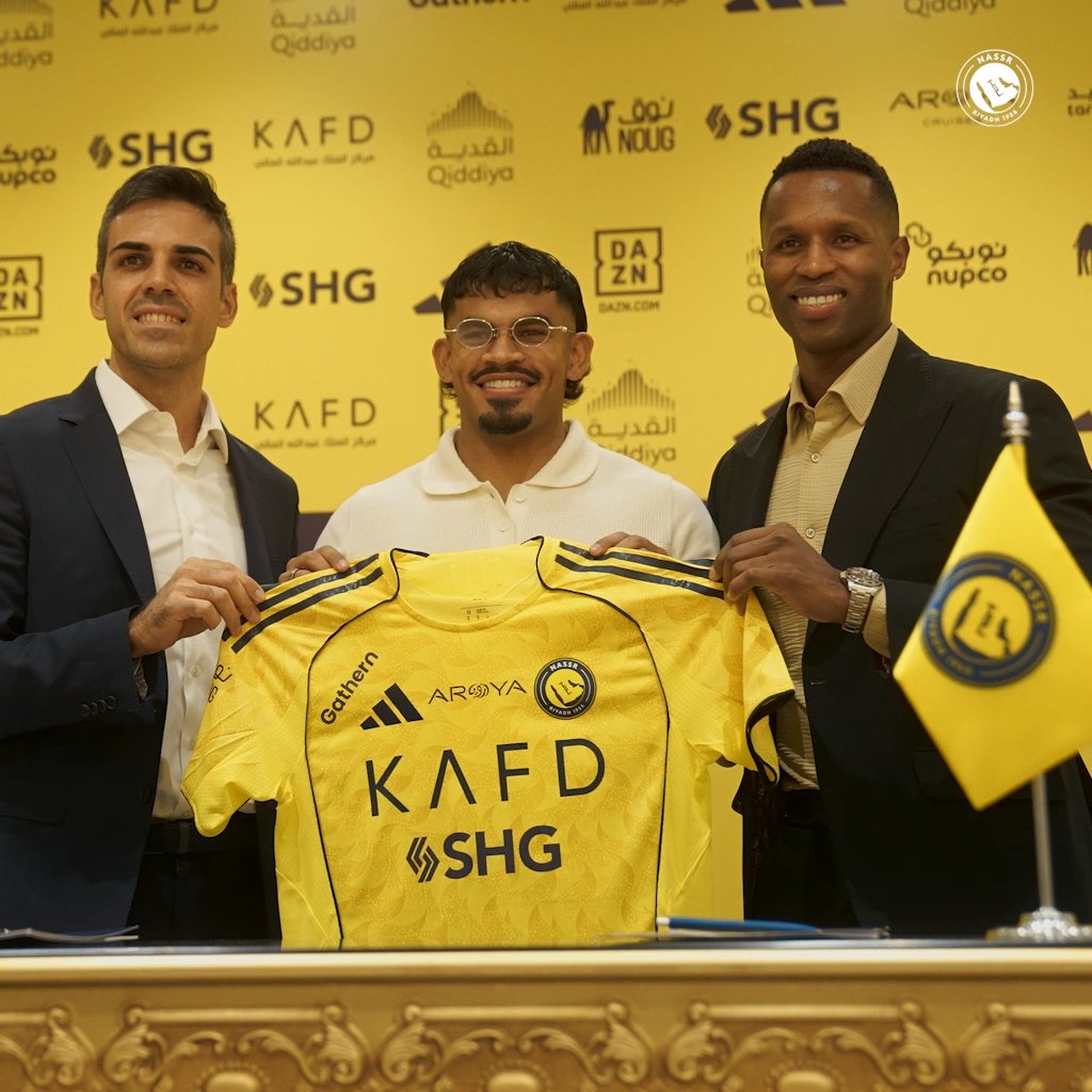 بحضـور رئيسنا التنفيذي ومديرنا الرياضي 💛 نجمنا سعـد الناصر يوقع عقده مع #النصر ✍️