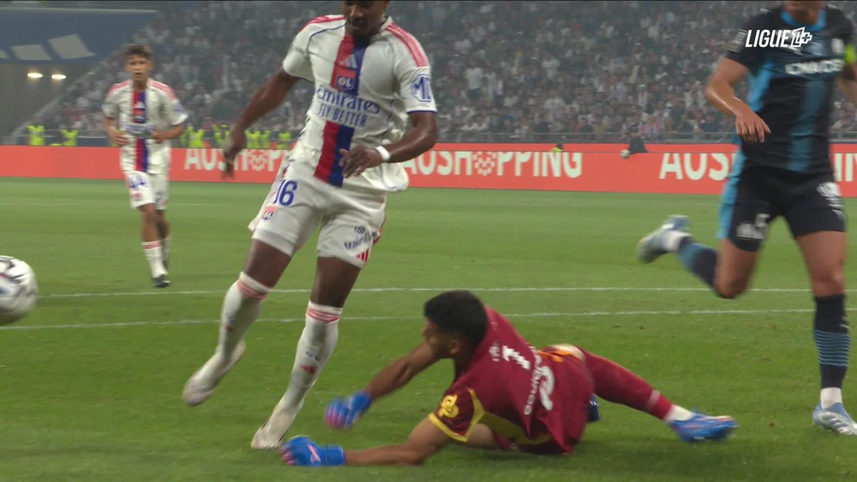 PÉNALTY LOGIQUEMENT ANNULÉ POUR L’OL !!! ❌ Carton jaune pour simulation. 🟨 La VAR a quand même dû appeler l’arbitre. 🎥 L1+