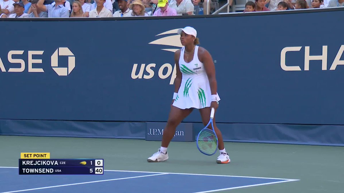 Wow Taylor! 😮 Townsend sweeps the opener 6-1