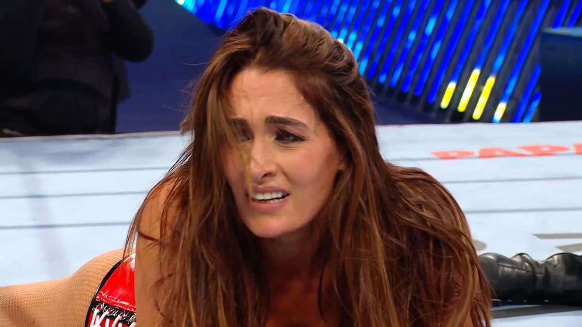 NIKKI BELLA JUST HIT BECKY LYNCH WITH THE MANHANDLE SLAM!!!! 🤯🔥