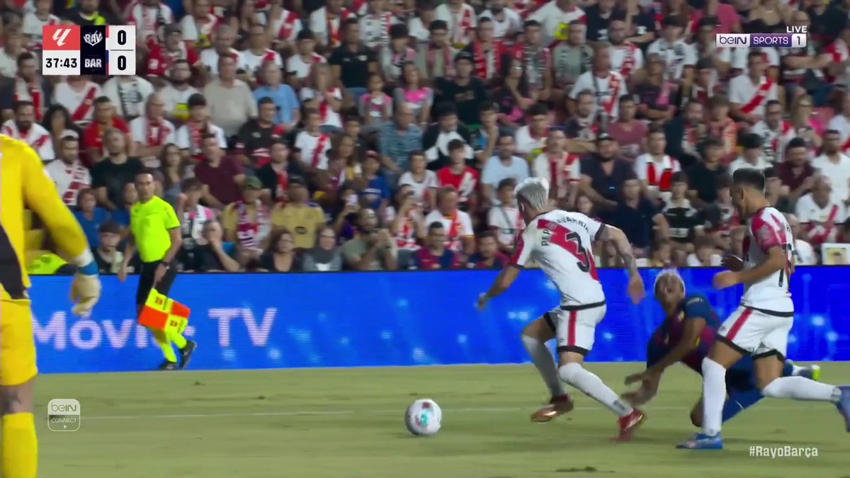 جماهير رايو فايكانو تعترض على قرار الحكم 🗣️😮 ✍️ أنت الحكم .. ما هو قرارك؟ 👀 #الدوري_الإسباني | #برشلونة | #رايو_فايكانو