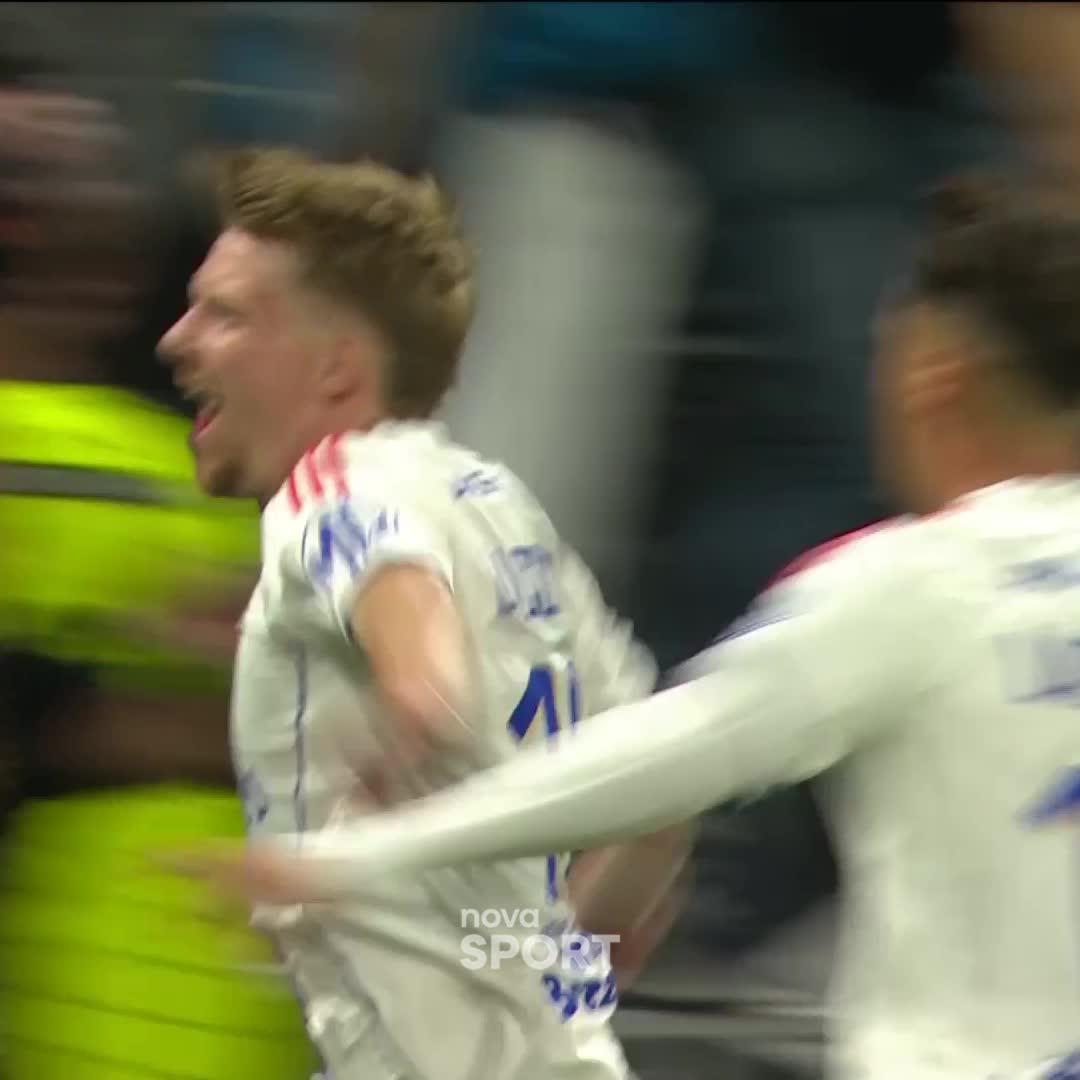 Vítězná branka Lyonu proti Marseille, která sice není připsána Pavlu Šulcovi, ale všichni ji s ním slavili, jako by ji vstřelil. Včetně hlasatele, který po gólu vyvolával jeho jméno.😍