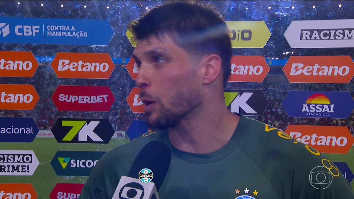 “Agradecer o Mano. Não é fácil deixar um goleiro bater nessa altura.” - VOLPI.