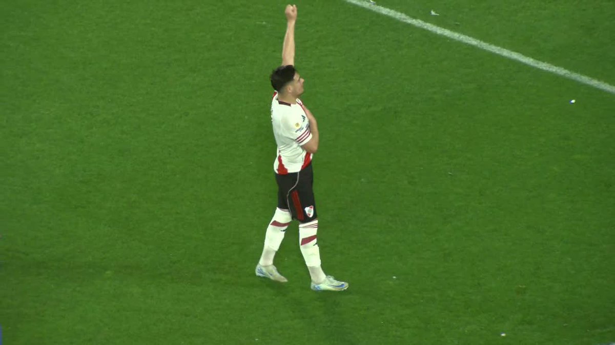 El gesto técnico de Salas levantando la cabeza para buscar un compañero cuando sabe que la pelota es suya es de crack.