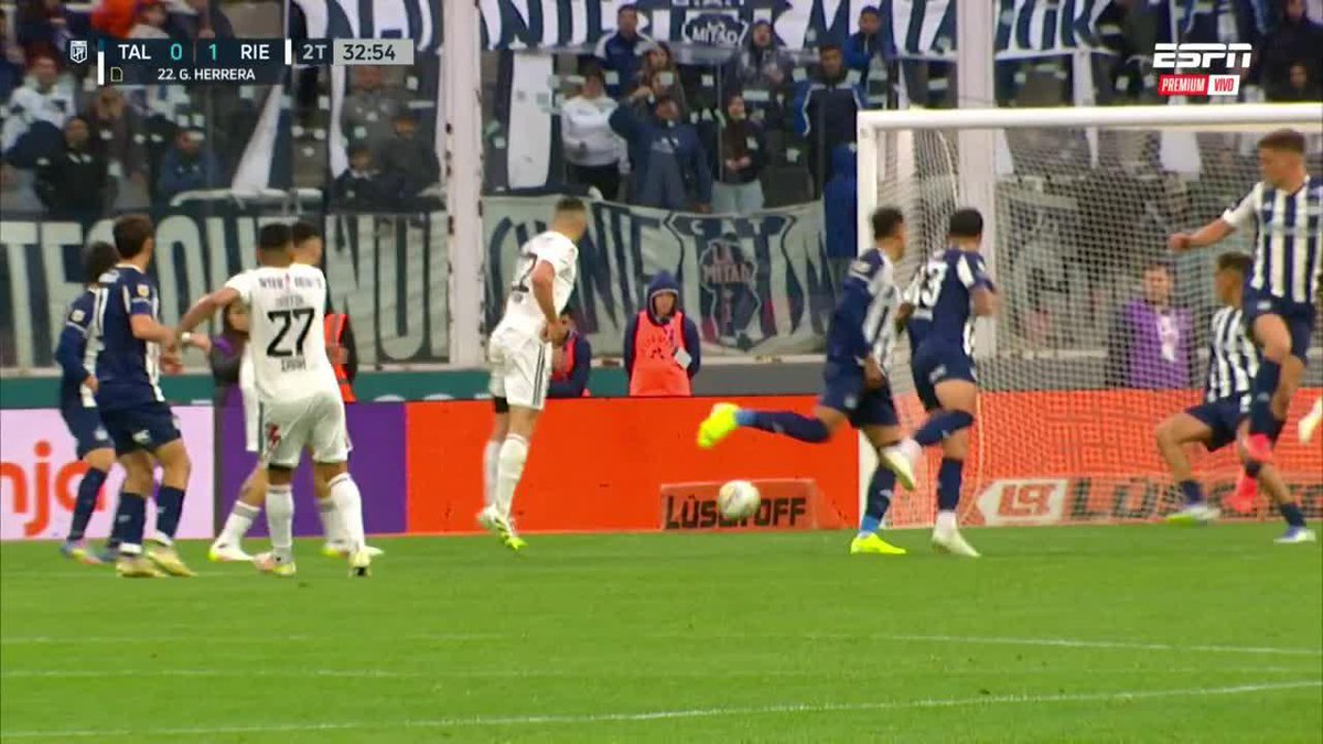 Este gol de Riestra ante Talleres no llamó el VAR y lo convalidaron. A Unión le acaban de anular un gol similar a instancias de VAR y luego Arasa.