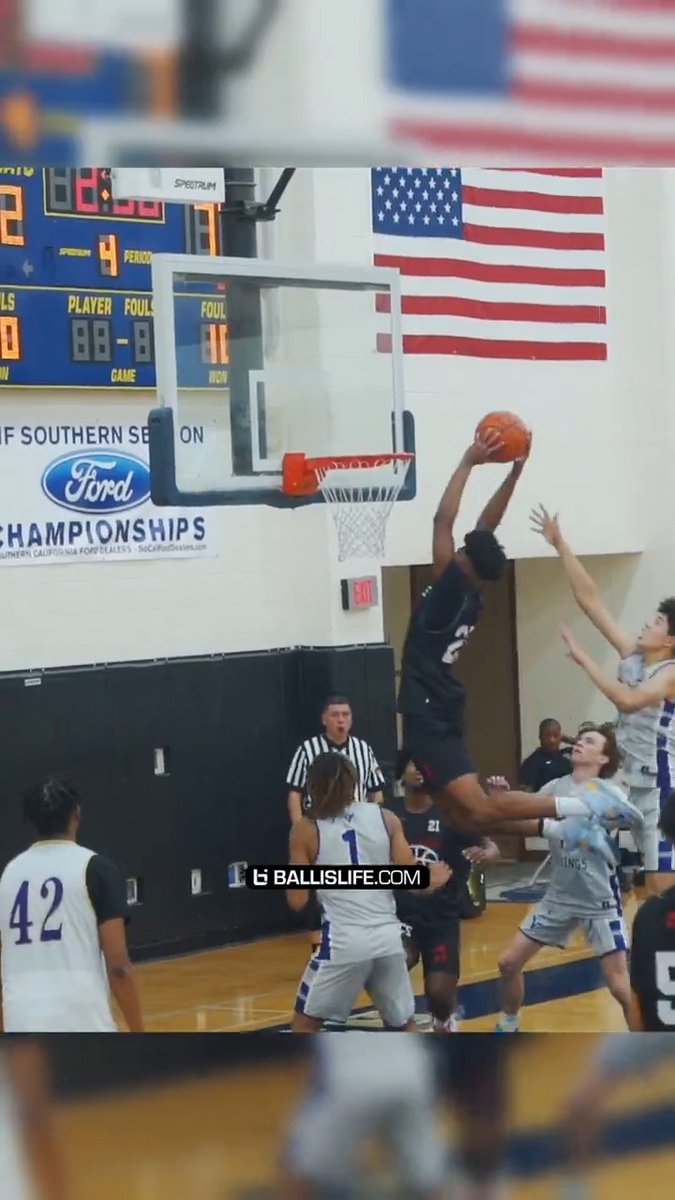 Should this dunk have counted?? 🤔🤨