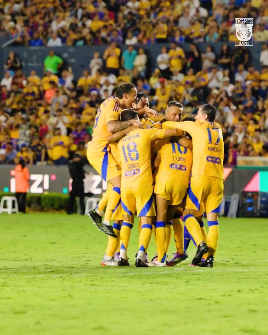 Lucas Lobos clavándole un golazo de tiro libre a las leyendas del FC Barcelona en El Volcán. El exquisito golpeo de Luquitas, señoras y señores. El eterno 16 de Tigres 🇲🇽🐯🇦🇷