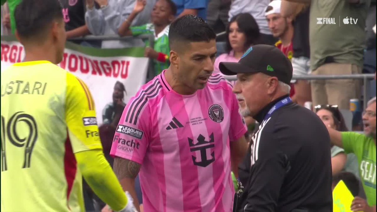 ¡¡¡LAMENTABLE!!! 😨 Tras perder la final, hubo bronca entre los jugadores de Inter Miami y Seattle Sounders, la cámara captó cómo Luis Suárez le escupe a un miembro del equipo rival 😮 📹 Leagues Cup | #LeaguesCup2025 on Apple