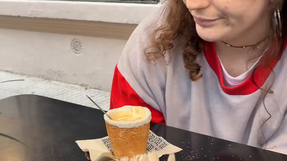 ayer fui a merendar con mi hermana y creo que no le gustó el cafe adentro de una cookie