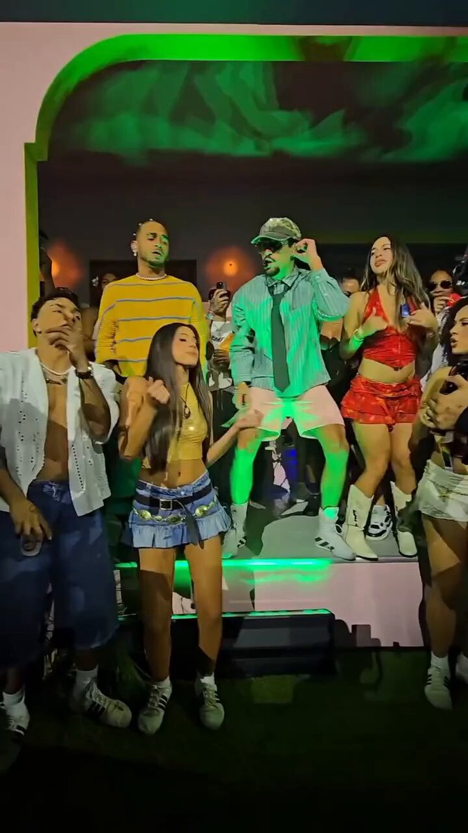 Bad Bunny performing “Te Boté Remix” alongside Ozuna at the twenty-fourth show of his ReSIDEnciA 🐻🇵🇷