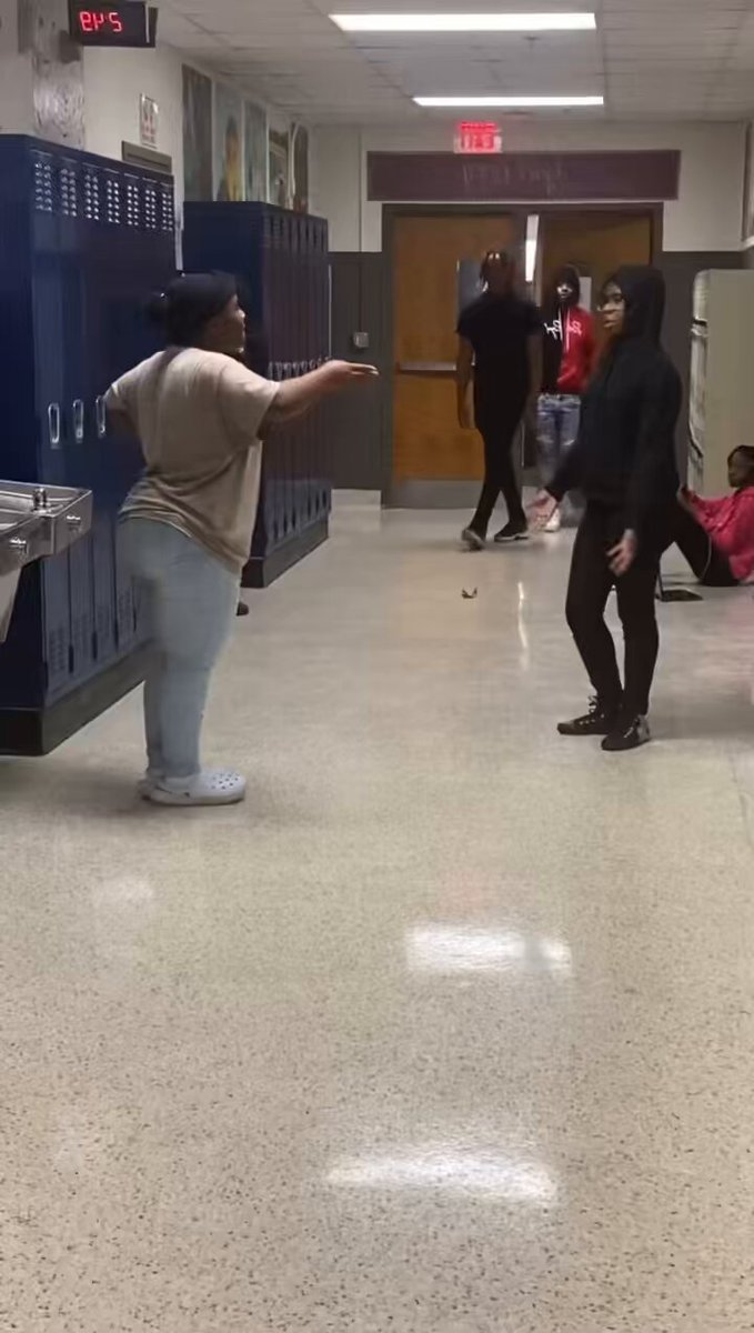 Really wanted girl in da hoodie to win😒.
