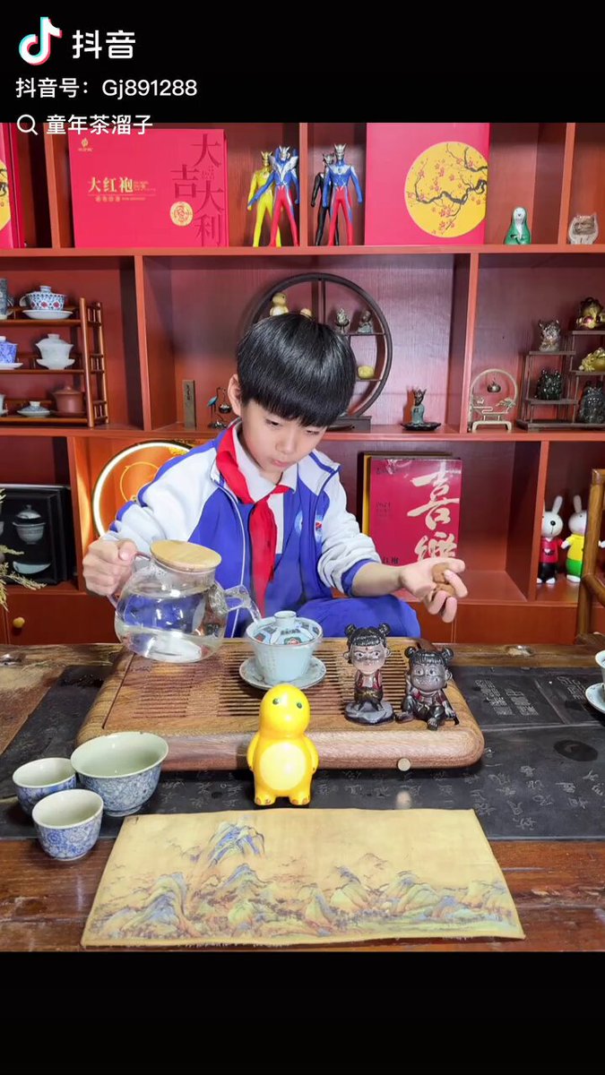 小学生が披露するお茶淹れの儀式。広東の潮州一帯の「工夫茶」の歴史は宋代にまで遡り、800年以上の伝統を誇る。「関公巡城」（城巡りの関羽）や「韓信点兵」（兵を点ける韓信）といったユニークな注ぎ手法は、見ているだけでも楽しめる芸術的な味わい。近年では若い世代の間でも静かなブームに。