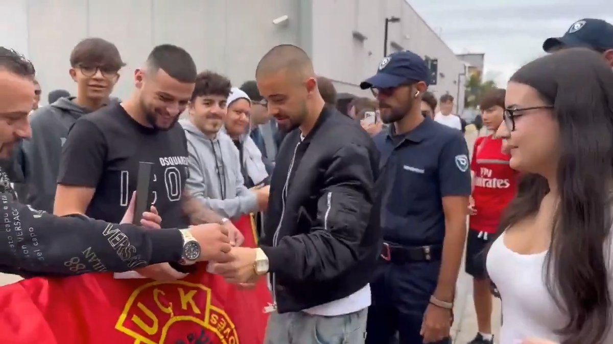Edon Zhegrova signed the KLA flag upon his arrival in Turin. A proud moment for Kosovo, as a player who came through the country’s youth systems now joins Juventus, one of Europe’s most storied clubs.