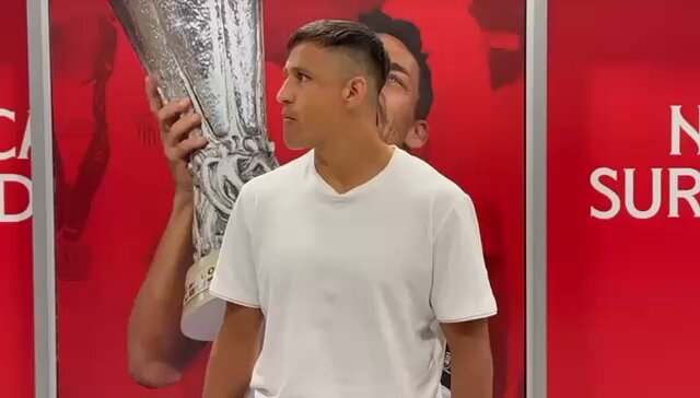 Alexis Sánchez ya se encuentra en Sevilla ✅ El jugador es el sexto fichaje del #SevillaFC este verano